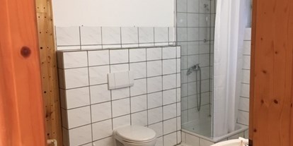Monteurwohnung - Küche: eigene Küche - Stuttgart / Kurpfalz / Odenwald ... - Bad mit Dusche, WC  und Waschmaschine - Mainhardter Wald Haus Geiger