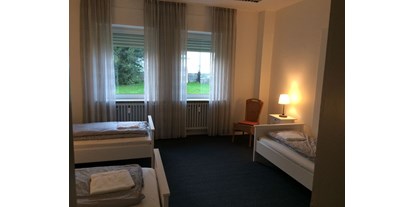 Monteurwohnung - Einzelbetten - Wied - Schlafzimmerzimmer Ferienwohnung Stadtvilla - Storch Appertements
