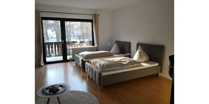Monteurwohnung - Badezimmer: eigenes Bad - Mittelhof - Schlafzimmer Ferienwohnung am Ententeich  - Storch Appertements