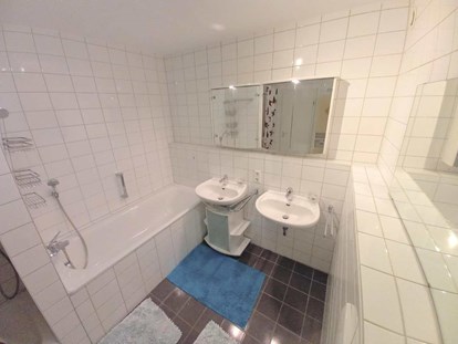 Monteurwohnung - Badezimmer: eigenes Bad - Bempflingen - Badezimmer, HomeRent Unterkunft in Ostfildern - HomeRent in Ostfildern, Wendlingen, Köngen, Altbach