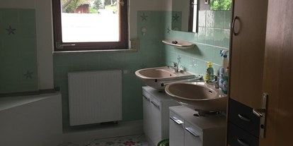 Monteurwohnung - Badezimmer: Gemeinschaftsbad - PLZ 72290 (Deutschland) - Bad OG - Nicole's Privatzimmer Vermietung