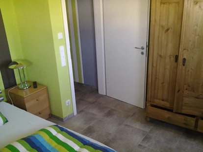 Monteurwohnung - Zimmertyp: Doppelzimmer - Rüdesheim - Tür zum Gardarobenbereich. - Gästezimmer Manjola Bad Kreuznach ab 22,-