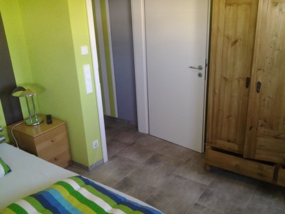 Monteurwohnung - WLAN - PLZ 55435 (Deutschland) - Tür zum Gardarobenbereich. - Gästezimmer Manjola Bad Kreuznach ab 22,-