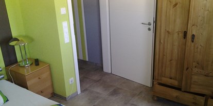 Monteurwohnung - Zimmertyp: Doppelzimmer - Rheinland-Pfalz - Tür zum Gardarobenbereich. - Gästezimmer Manjola Bad Kreuznach ab 22,-