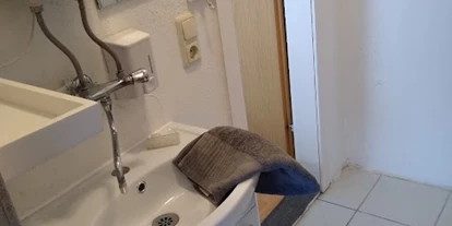 Monteurwohnung - Badezimmer: eigenes Bad - Dallgow-Döberitz - Kleines Gästehaus 30qm für 2 Personen in Nauen bei Berlin und Potsdam