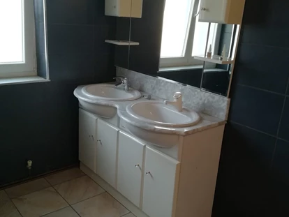 Monteurwohnung - Kühlschrank - PLZ 2362 (Österreich) - Badezimmer mit zwei Waschbecken der Monteurwohnung in Vösendorf in der Nähe von Wien. - ZIMMER VÖSENDORF