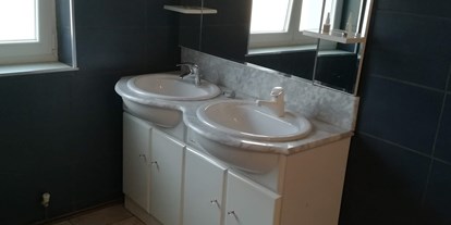 Monteurwohnung - Zimmertyp: Doppelzimmer - PLZ 1100 (Österreich) - Badezimmer mit zwei Waschbecken der Monteurwohnung in Vösendorf in der Nähe von Wien. - ZIMMER VÖSENDORF