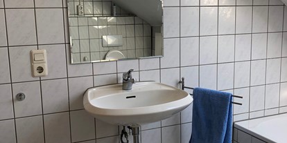 Monteurwohnung - Kühlschrank - Warburg - Badezimmer - Ferienwohnung mit 3 Schlafzimmern in Marsberg