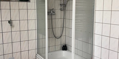 Monteurwohnung - Badezimmer: Gemeinschaftsbad - Lichtenau (Paderborn) - Dusche - Ferienwohnung mit 3 Schlafzimmern in Marsberg