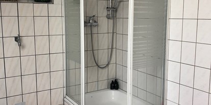 Monteurwohnung - Bettwäsche: Bettwäsche inklusive - Warburg - Dusche - Ferienwohnung mit 3 Schlafzimmern in Marsberg