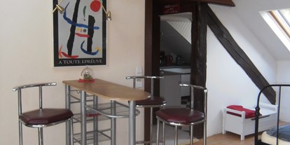 Monteurwohnung - Küche: eigene Küche - Hadamar - Barhocker mit Tisch der Monteurwohnung in Runkel an der Lahn. - Dach-Studio Runkel