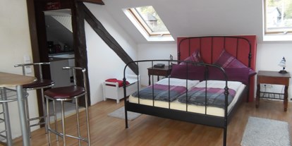 Monteurwohnung - Kühlschrank - Hessen Nord - Doppelbett im Dachstudio Runkel in Runkel an der Lahn - Dach-Studio Runkel