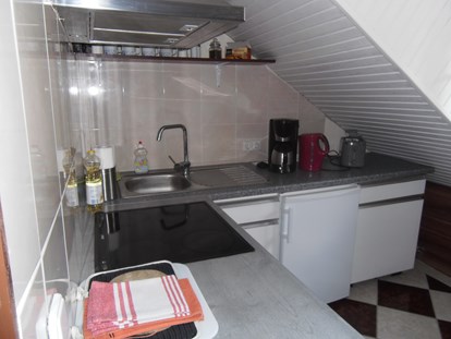 Monteurwohnung - Kühlschrank - PLZ 35799 (Deutschland) - Voll ausgestattete Küche in der Monteurunterkunft in Runkel an der Lahn. - Dach-Studio Runkel