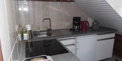 Monteurwohnung - WLAN - Hadamar - Voll ausgestattete Küche in der Monteurunterkunft in Runkel an der Lahn. - Dach-Studio Runkel