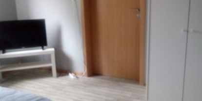 Monteurwohnung - Kühlschrank - Bous - Monteurzimmer mit Kleiderschrank und TV - Susanne