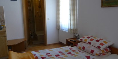 Monteurwohnung - Bettwäsche: Bettwäsche inklusive - Weidenbach (Landkreis Ansbach) - Zimmer mit Dusche und WC - Reiterhof Geidner