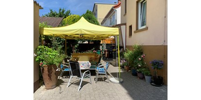 Monteurwohnung - Küche: eigene Küche - Frankfurt am Main - Innenhof mit Eingang zum Gästehaus Aaltje, Kelkheim
#Wohnen-wie-bei-Freunden
#Das-ist-aber-auch-schön - Gästehaus Aaltje, Kelkheim