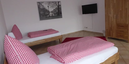 Monteurwohnung - Badezimmer: Gemeinschaftsbad - Quakenbrück - Monteurzimmer mit TV und Kleiderschrank - Monteurzimmer Cloppenburg