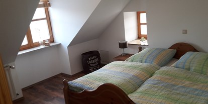 Monteurwohnung - Zimmertyp: Einzelzimmer - 1 von insgesamt 5 Schlafzimmern. Alle ausgestattet mit Holzmöbeln und dazugehörigen Kleiderschränken - Ferienwohnung "Wohnglück" im Gasthaus "Zur Krone"