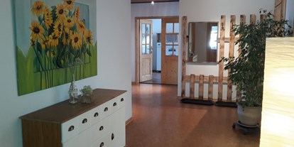 Monteurwohnung - Zimmertyp: Doppelzimmer - Großzügiger Flur mit Garderobe - Ferienwohnung "Wohnglück" im Gasthaus "Zur Krone"