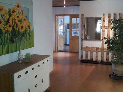 Monteurwohnung - Zimmertyp: Einzelzimmer - Großzügiger Flur mit Garderobe - Ferienwohnung "Wohnglück" im Gasthaus "Zur Krone"