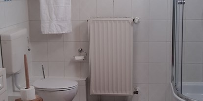 Monteurwohnung - Zimmertyp: Einzelzimmer - Beispiel Bad mit Dusche, WC  , Waschmaschine und 2 Waschbecken - Ferienwohnung "Wohnglück" im Gasthaus "Zur Krone"