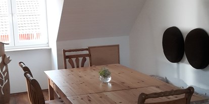 Monteurwohnung - Küche: eigene Küche - Esstisch - Ferienwohnung "Wohnglück" im Gasthaus "Zur Krone"