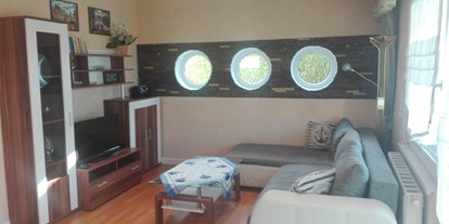 Monteurwohnung - Einzelbetten - Neu Fahrland - gemütliches Wohnzimmer - Ferienhaus Seerose