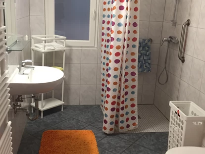 Monteurwohnung - Küche: eigene Küche - Hochgreit - Badezimmer mit Dusche - SZU Amicalis GmbH Monteurwohnungen
