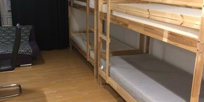 Monteurwohnung - Bettwäsche: Bettwäsche inklusive - Kitzingen Siedlung - 1 Zimmer mit 4 Betten - Monteurzimmer in Würzburg - 1 Zimmer mit 4 Betten 