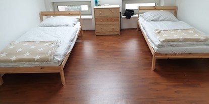 Monteurwohnung - Bettwäsche: Bettwäsche inklusive - Ruhrgebiet - Schlafzimmer mit Einzelbetten für Handwerker - Handwerker Bauarbeiter Monteurzimmer