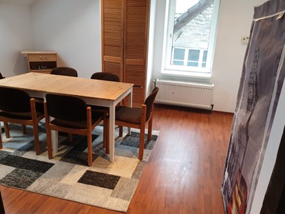 Monteurwohnung - Zimmertyp: Doppelzimmer - Esstisch und Stühle der Unterkunft für Bauarbeiter - Handwerker Bauarbeiter Monteurzimmer
