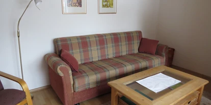 Monteurwohnung - Zimmertyp: Doppelzimmer - Region Schwaben - gemütliche Couch - Ferienhaus Ziegler