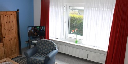 Monteurwohnung - Parkplatz: eigener Parkplatz vorhanden - Nordsee - Wohnzimmer mit TV - Wohnung 1- 4