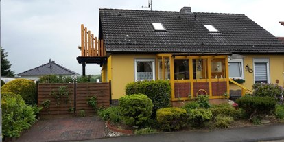 Monteurwohnung - Kaffeemaschine - Fuldatal - Strassenseite mit Parkplatz - Gästehaus Gitti