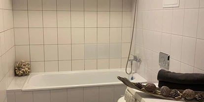 Monteurwohnung - Einzelbetten - Bösleben-Wüllersleben - Bad mit Waschmaschine ,Spiegelschrank, Waschbecken und Handtücher - Monteurzimmer Erfurt