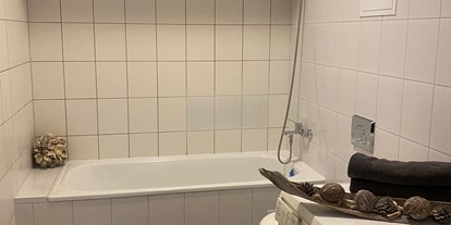 Monteurwohnung - Bettwäsche: keine Bettwäsche - Friemar - Bad mit Waschmaschine ,Spiegelschrank, Waschbecken und Handtücher - Monteurzimmer Erfurt