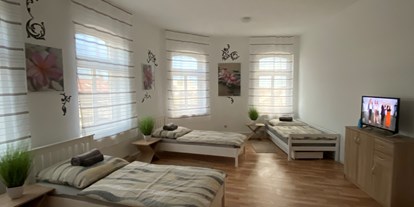 Monteurwohnung - Küche: eigene Küche - Zimmernsupra - großes Zimmer mit 3 Betten TV, Schränken, Wlan gratis - Monteurzimmer Erfurt