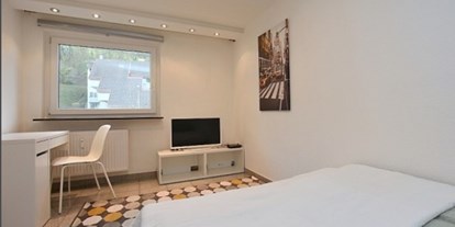 Monteurwohnung - Badezimmer: eigenes Bad - Nürtingen - Monteurzimmer in Esslingen - Krummenackerstraße