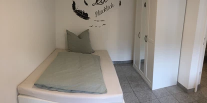 Monteurwohnung - Zimmertyp: Einzelzimmer - PLZ 73207 (Deutschland) - Einzelbett mit Kleiderschrank - Krummenackerstraße