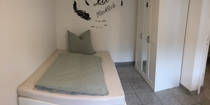 Monteurwohnung - Art der Unterkunft: Apartment - Großbettlingen - Einzelbett mit Kleiderschrank - Krummenackerstraße