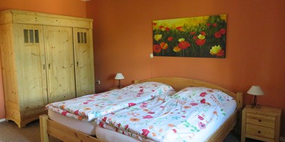 Monteurwohnung - Badezimmer: eigenes Bad - Morschen - Schlafzimmer mit Doppelbett - TOP-Ferienwohnung für Monteure nähe Kassel (A7)