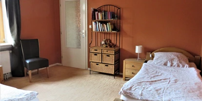 Monteurwohnung - Bettwäsche: Bettwäsche gegen Gebühr - PLZ 34593 (Deutschland) - Schlafzimmer mit zwei Einzelbetten - TOP-Ferienwohnung für Monteure nähe Kassel (A7)