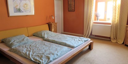Monteurwohnung - Kühlschrank - Morschen - Schlafzimmer Bett 220X220cm - TOP-Ferienwohnung für Monteure nähe Kassel (A7)