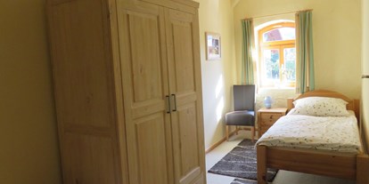 Monteurwohnung - Zimmertyp: Doppelzimmer - Wabern (Schwalm-Eder-Kreis) - Schlafzimmer mit zwei Einzelbetten - TOP-Ferienwohnung für Monteure nähe Kassel (A7)