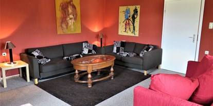 Monteurwohnung - Zimmertyp: Einzelzimmer - Schwarzenborn (Schwalm-Eder-Kreis) - Wohnzimmer mit TV und 2 Schlafsofa - TOP-Ferienwohnung für Monteure nähe Kassel (A7)