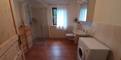 Monteurwohnung - PLZ 53881 (Deutschland) - Badezimmer mit Waschmaschine - Ferienwohnung Bremer
