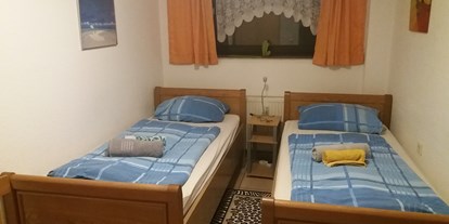 Monteurwohnung - Bettwäsche: Bettwäsche inklusive - Coesfeld - Schlafzimmer mit 2 Einzelbetten - Ferienwohnung " Zum Eichhörnchen"