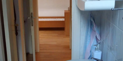 Monteurwohnung - Zimmertyp: Doppelzimmer - PLZ 27809 (Deutschland) - Duschbad Waschbecken   Raum Größe ca 2,5 m² - Monteurwohnung  Trostmann  Drei Zimmer Wohnung Möbliert zwei Schlafzimmer  im Privathaus