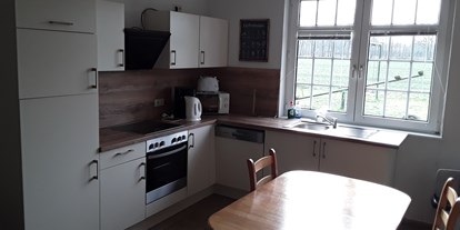 Monteurwohnung - Einzelbetten - PLZ 49770 (Deutschland) - Küche mit Kühlschrank  + Gefrierfach  - Waldblick